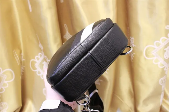 Prada Bolsa mensageira de couro preto e branco com textura de guijarros e detalhe de listras diagonais 7
