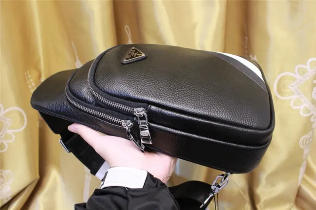 Prada Bolsa mensageira de couro preto e branco com textura de guijarros e detalhe de listras diagonais 8