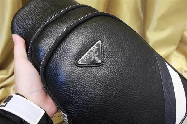 Prada Bolsa mensageira de couro preto e branco com textura de guijarros e detalhe de listras diagonais 9
