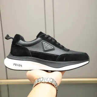 Prada Sneakers Lifestyle Noir Blanc en Daim et Cuir Perforé avec Semelle Multicouches