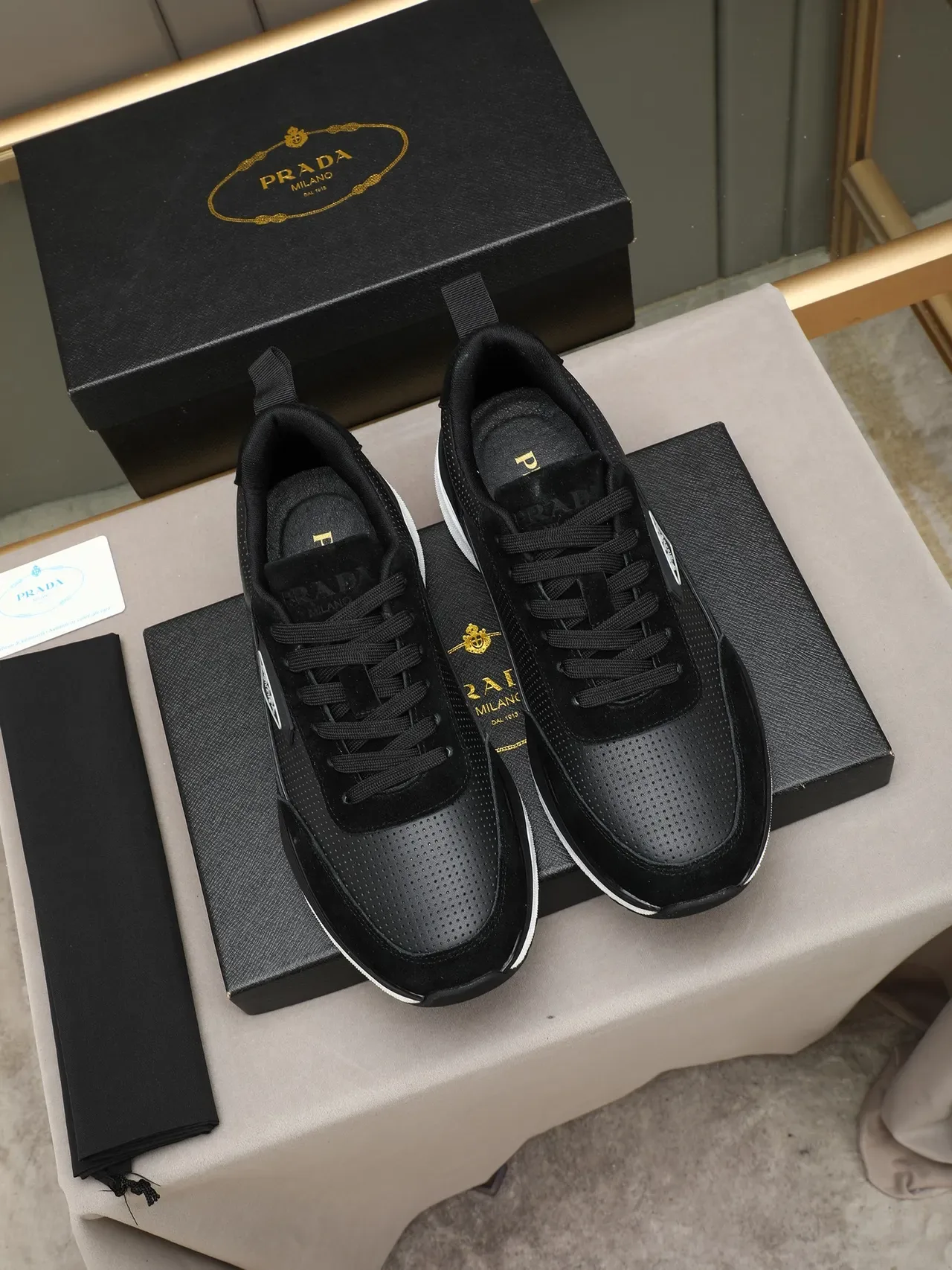 Prada Sneakers Lifestyle Noir Blanc en Daim et Cuir Perforé avec Semelle Multicouches 2