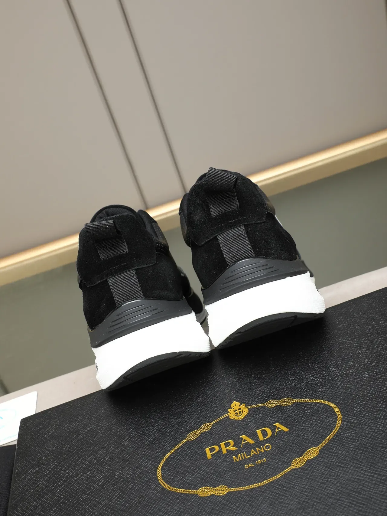Prada Sneakers Lifestyle Noir Blanc en Daim et Cuir Perforé avec Semelle Multicouches 3