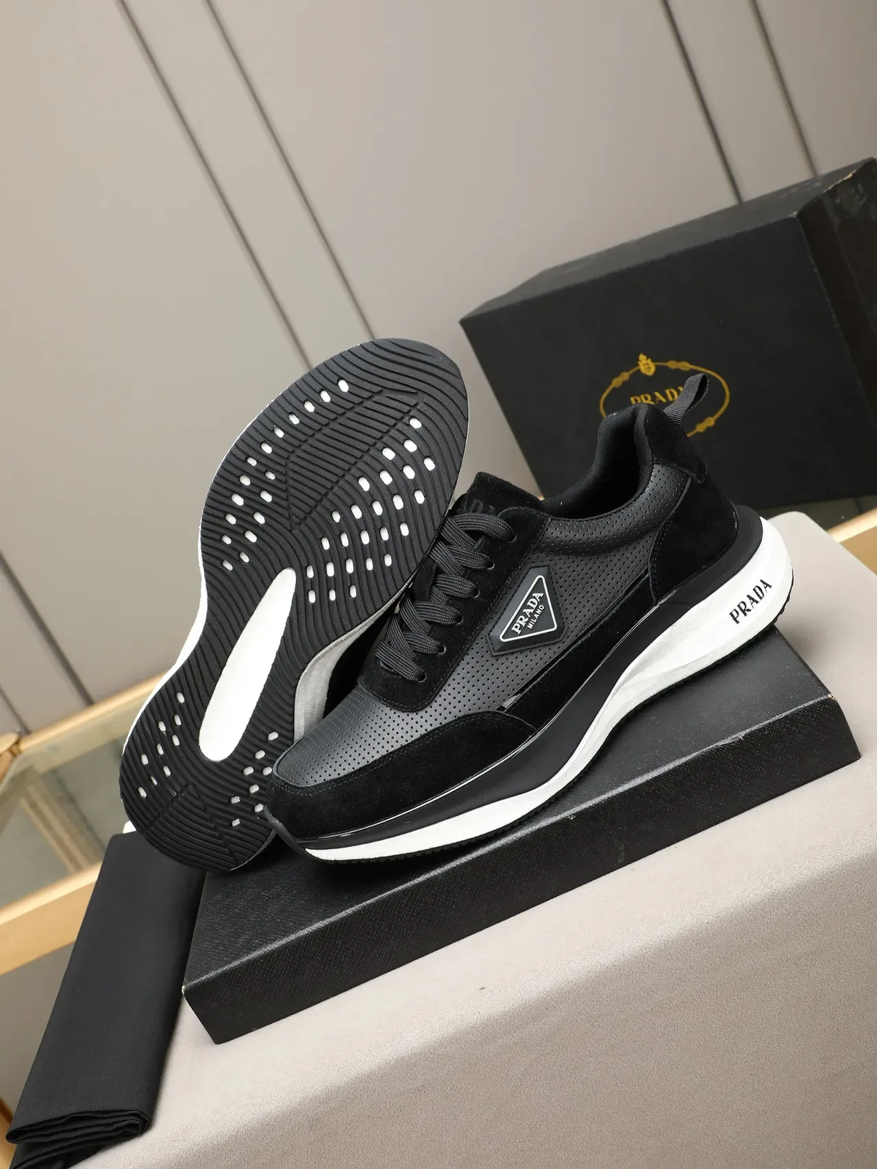 Prada Sneakers Lifestyle Noir Blanc en Daim et Cuir Perforé avec Semelle Multicouches 4