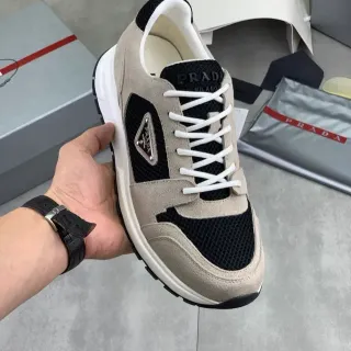 Prada Cloudbust Beige Noir Daim Et Maille Panneau Plaque Logo Métal Triangulaire Sneakers Lifestyle