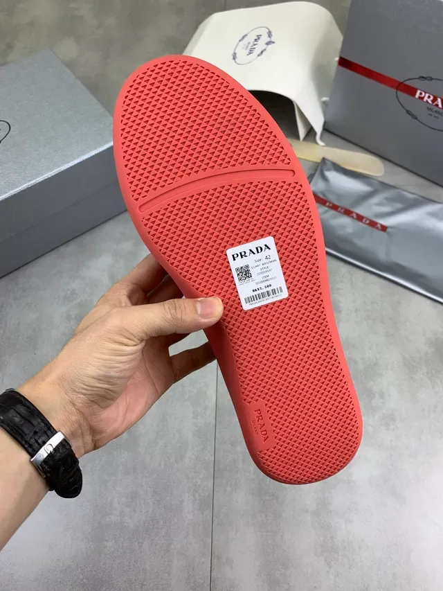 Prada Lifestyle Sneakers Rouge Monocrome en Cuir avec Logo Embossé 2