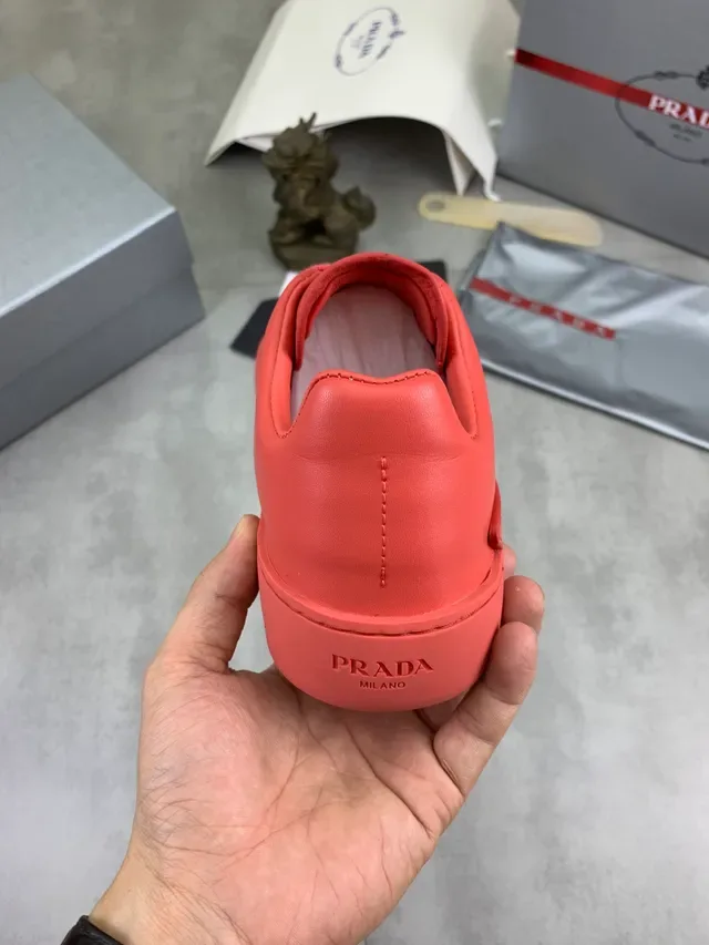 Prada Lifestyle Sneakers Rouge Monocrome en Cuir avec Logo Embossé 3