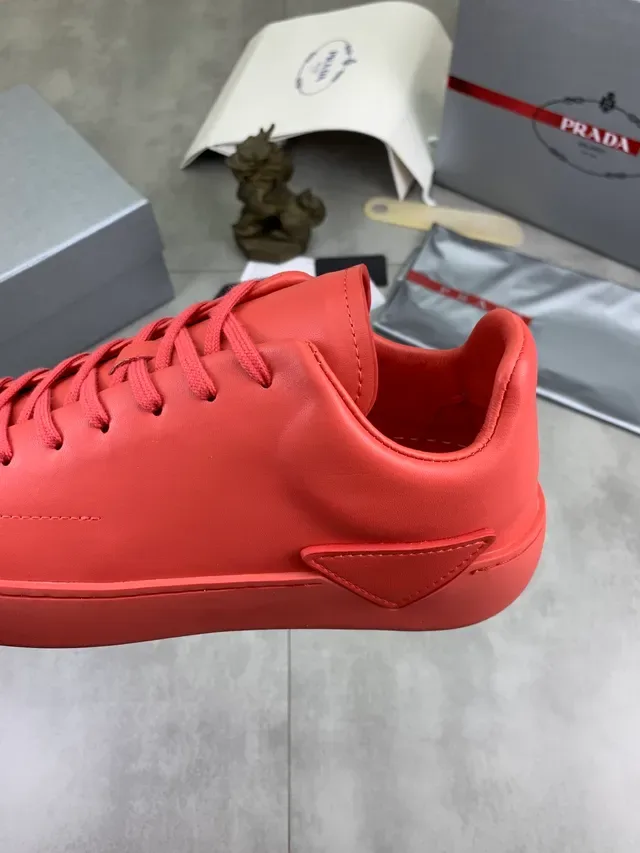Prada Lifestyle Sneakers Rouge Monocrome en Cuir avec Logo Embossé 4