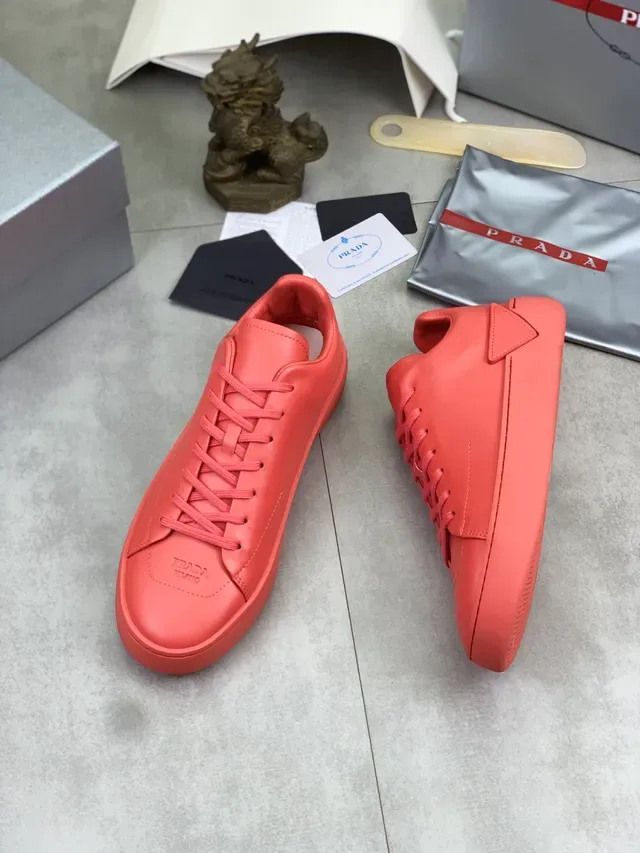 Prada Lifestyle Sneakers Rouge Monocrome en Cuir avec Logo Embossé 5
