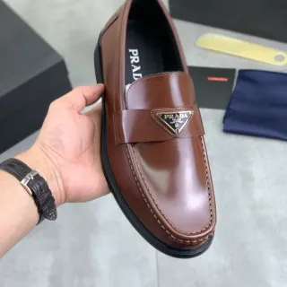 Prada Loafer بني أسود جلد مصقول معدني مثلث شعار لوحة Loafer