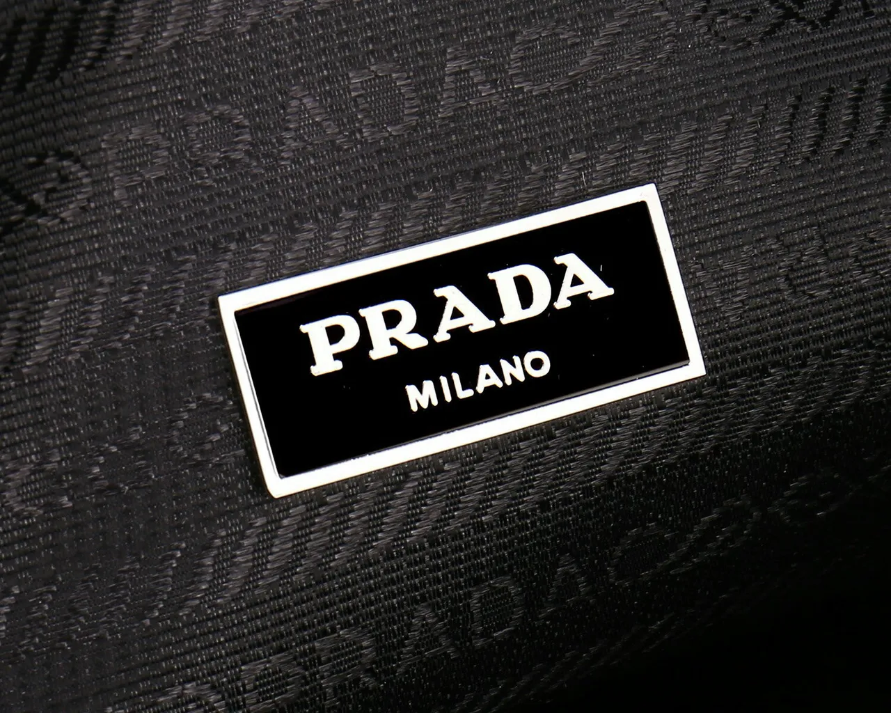 Prada Re-Edition 2005 Sac Banane Noir en Nylon de Mode 2