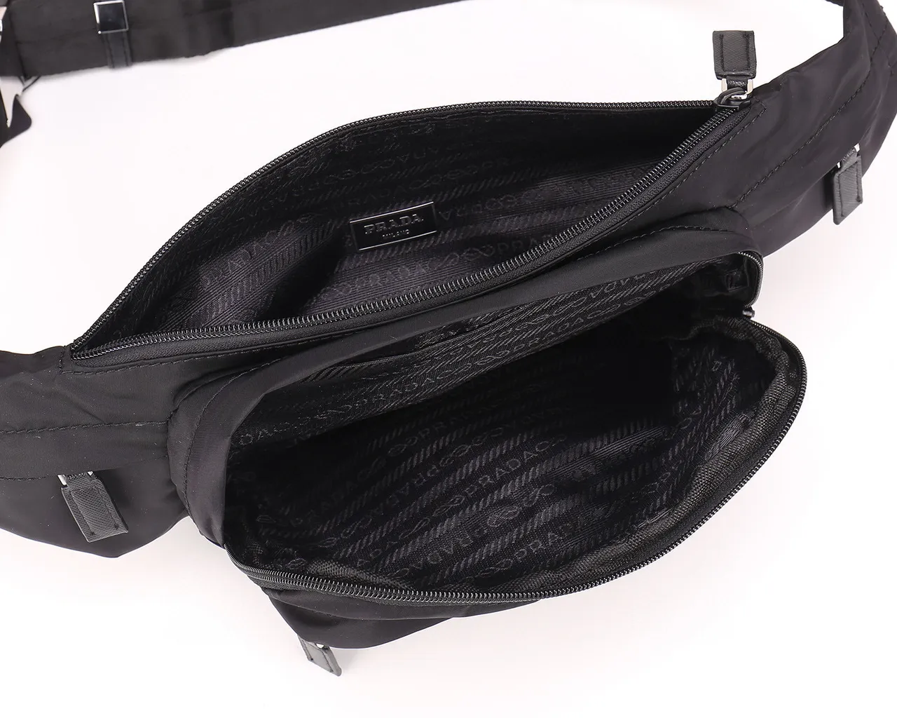 Prada Re-Edition 2005 Sac Banane Noir en Nylon de Mode 3