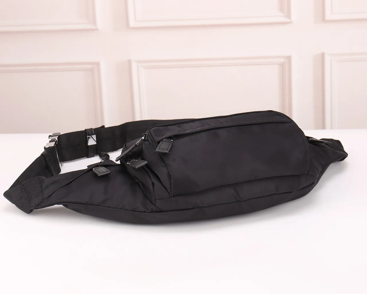 Prada Re-Edition 2005 Sac Banane Noir en Nylon de Mode 7