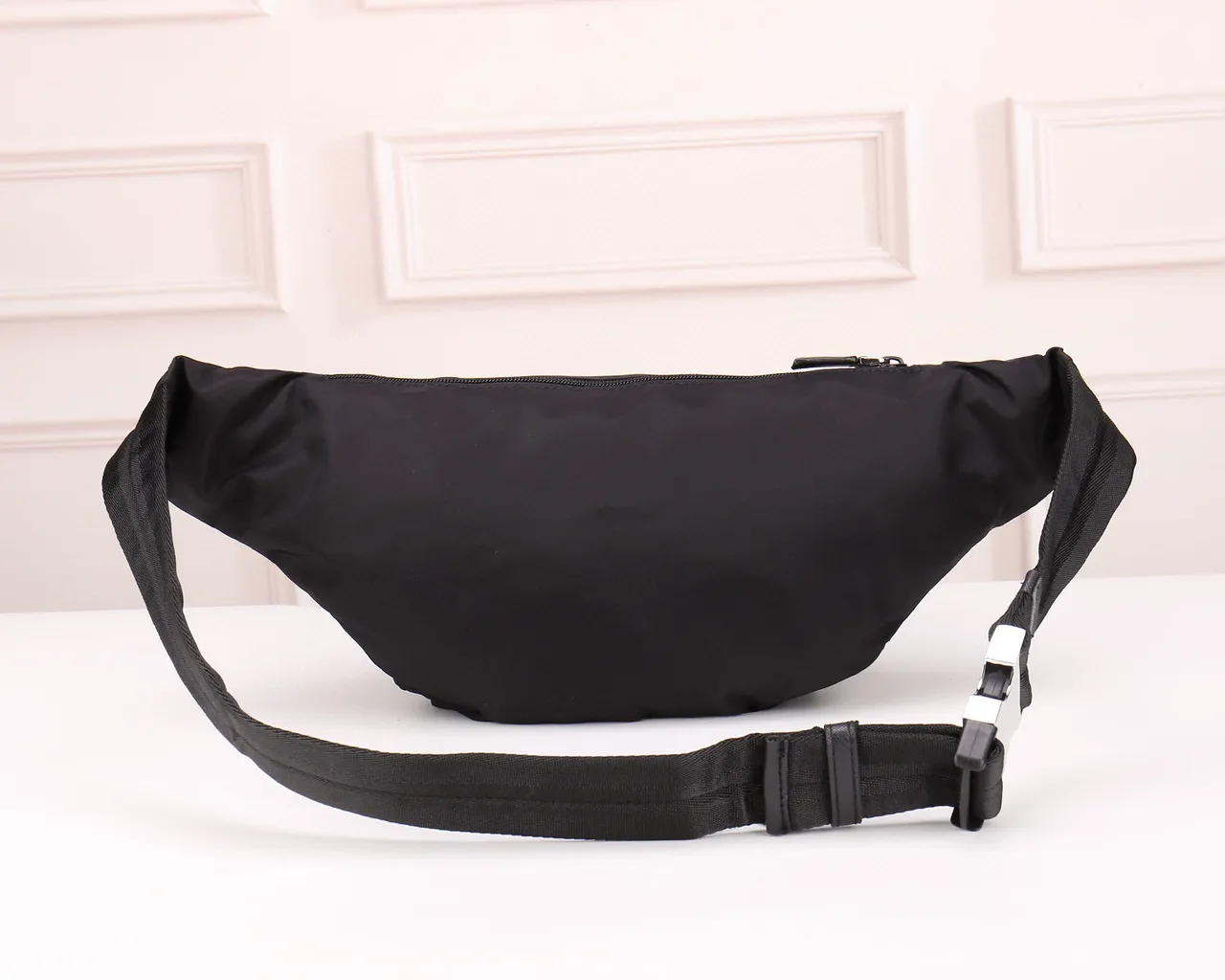 Prada Re-Edition 2005 Sac Banane Noir en Nylon de Mode 8