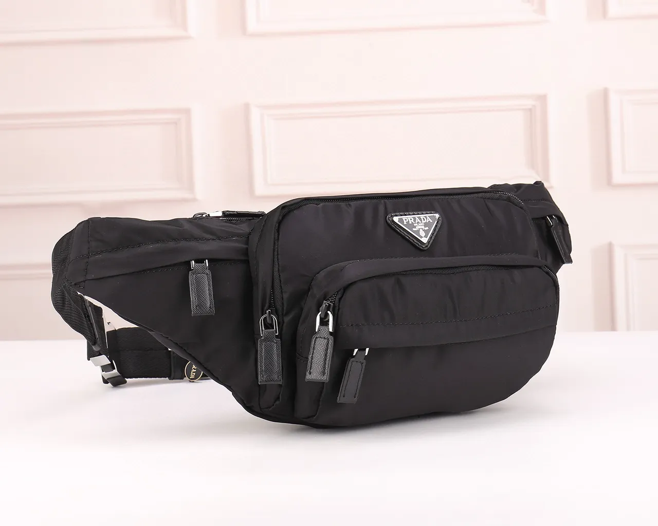 Prada Re-Edition 2005 Sac Banane Noir en Nylon de Mode 9