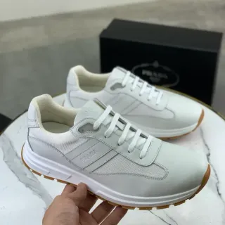 Prada Blanc et Beige Sneakers Lifestyle avec Upper en Maille et Cuir Layered, Branding Embossé