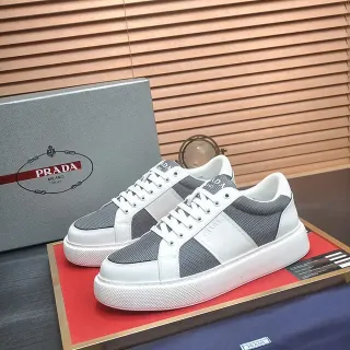Prada zapatillas lifestyle blancas y grises con paneles de malla y cuero en bloque de color