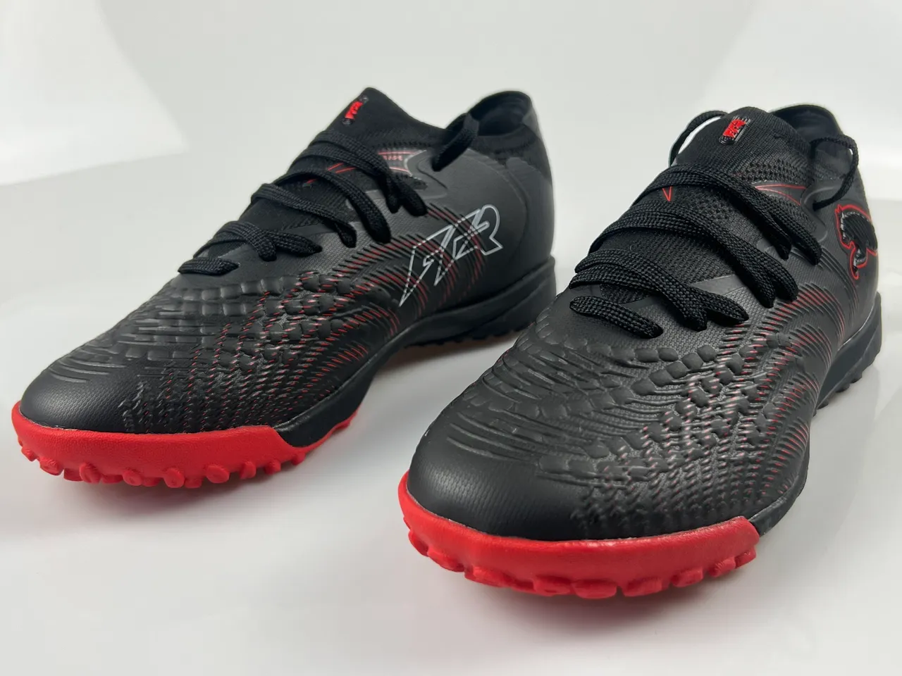 Puma Preto e Vermelho Texturizado Sintético Superior Padrão de Onda Sapatos de Futebol para Gramado 2