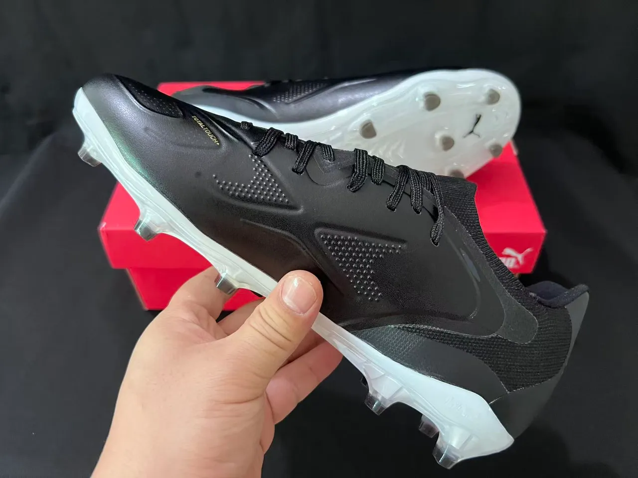 Puma Chaussures de football noir blanc cuir partie supérieure rayures semelle intermédiaire pointe firm ground 4