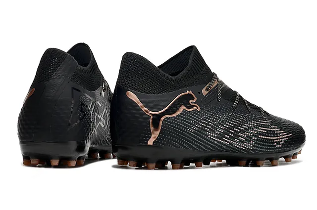 Puma Future Z Black Gold Col de maillot ajustable Matériau synthétique texturé Supérieur pour terrain synthétique Chaussures de football 5