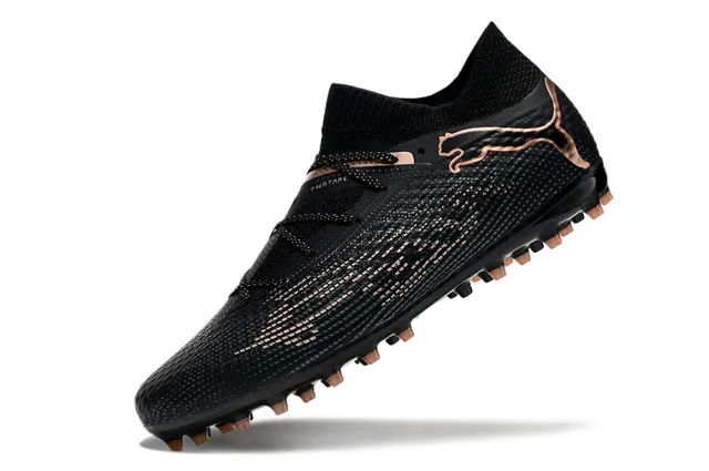 Puma Future Z Black Gold Col de maillot ajustable Matériau synthétique texturé Supérieur pour terrain synthétique Chaussures de football 7
