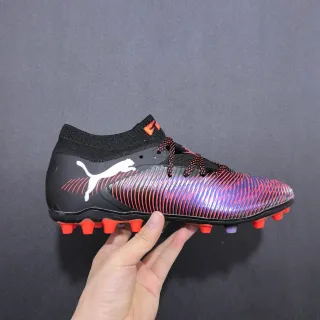 Puma Future Z काला नारंगी मोजा फिट बुनकर कॉलर खुरदुरा इरिडेसेंट फोरफुट फर्म ग्राउंड फुटबॉल जूते