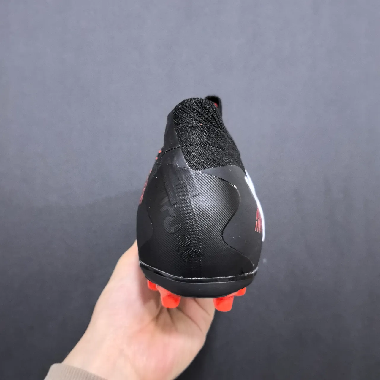 Puma Future Z Negro Naranja Ajuste Calcetín Cuello de Punto Ribeteado Iridiscente Antepié Césped Firme Zapatos de Fútbol 4