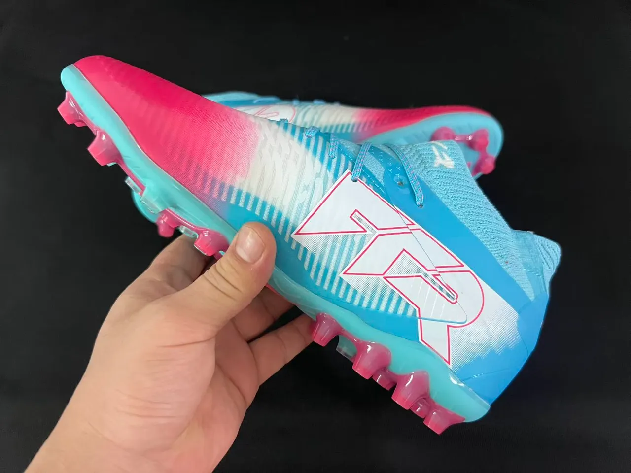 Puma Future Z Chaussures Football Bleu Rose Colier Chaussette Tricotée Upper Gradient Terrain Ferme 4