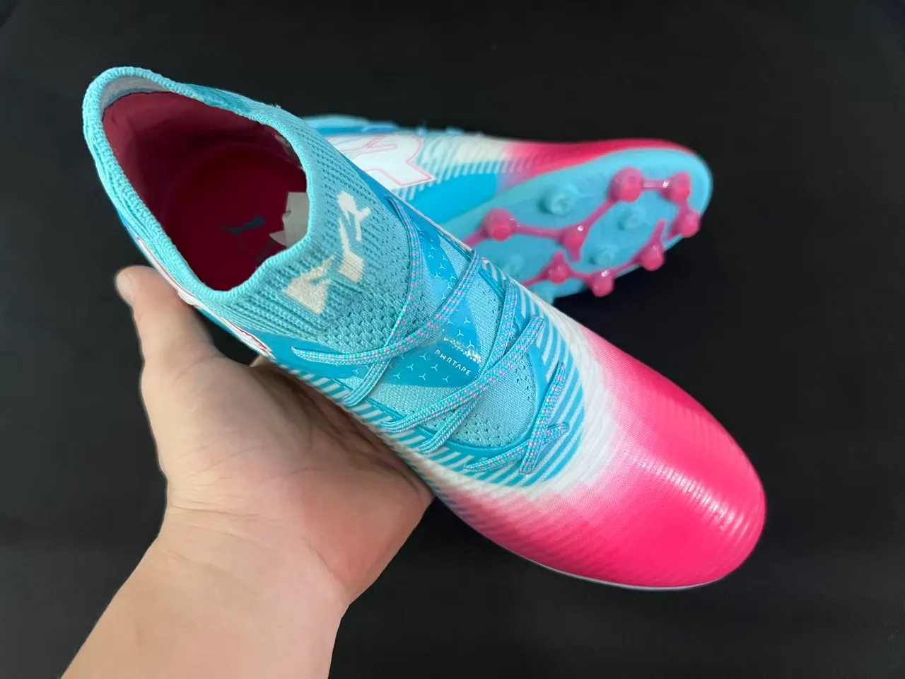 Puma Future Z Chaussures Football Bleu Rose Colier Chaussette Tricotée Upper Gradient Terrain Ferme 5