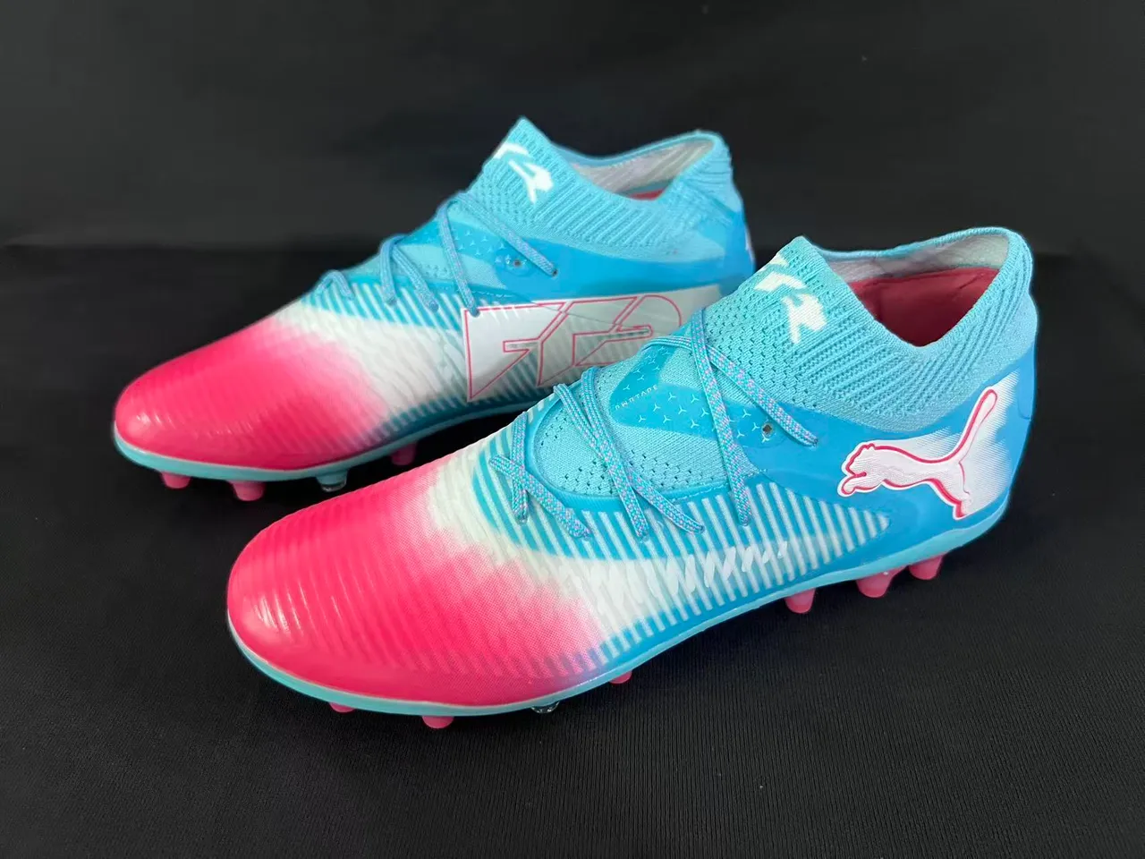 Puma Future Z Chaussures Football Bleu Rose Colier Chaussette Tricotée Upper Gradient Terrain Ferme 10