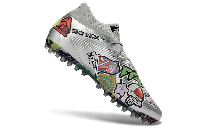 Puma Chaussures de football argent multicolore upper en tricot métallique impression graffiti overlay terrain ferme 2