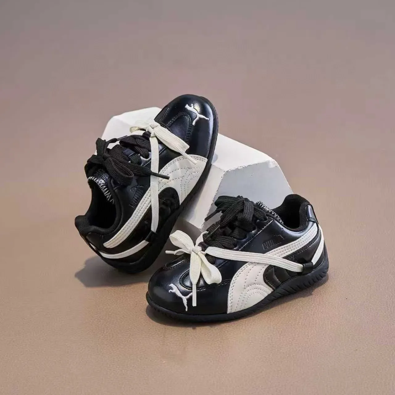 Puma White Black Low-Top Rounded Toe Lifestyle Sneakers 12