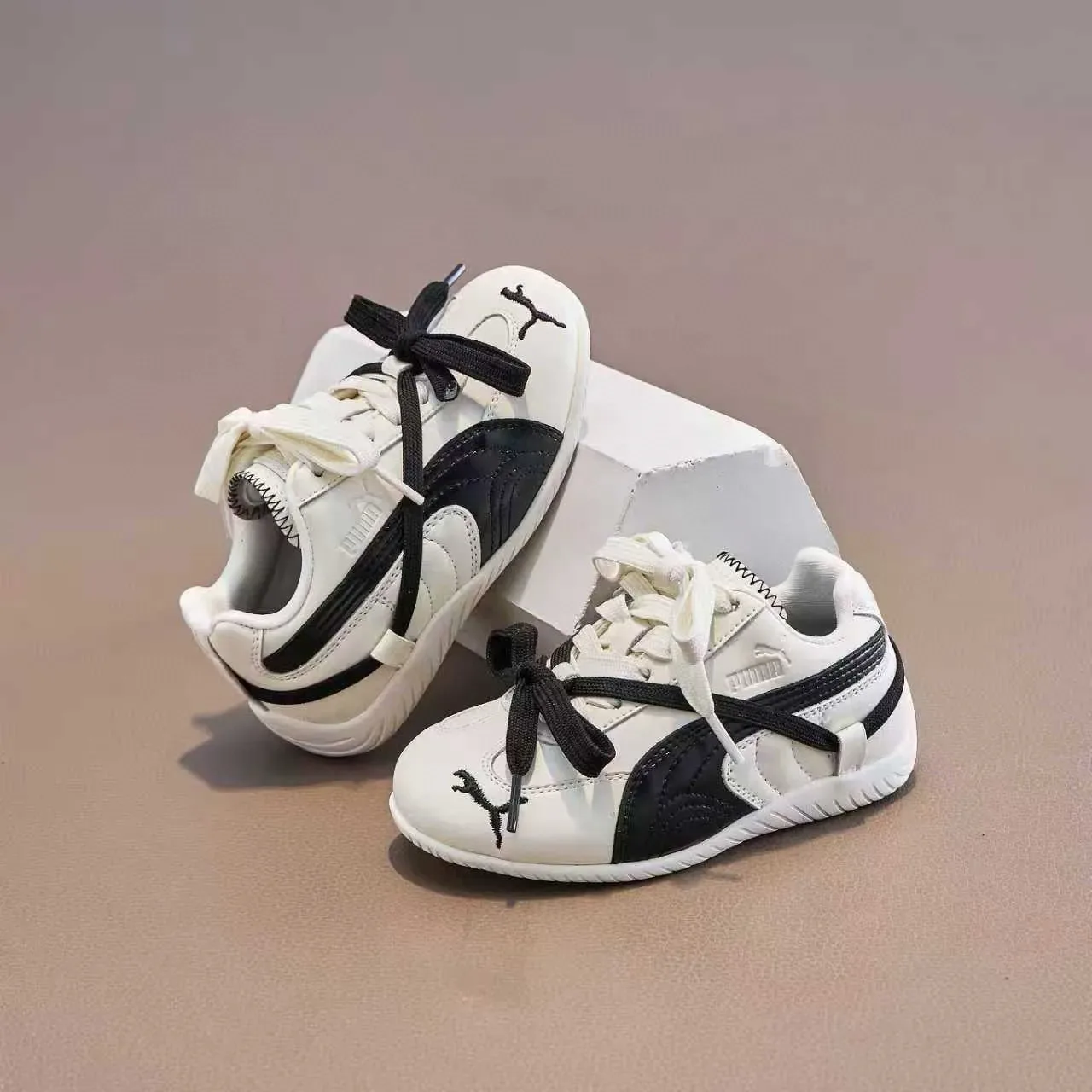 Puma White Black Low-Top Rounded Toe Lifestyle Sneakers 22