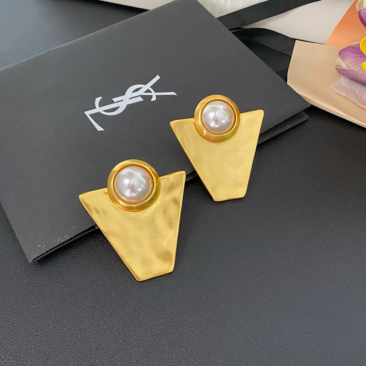 Saint Laurent Brincos Triângulo Invertido Geométrico de Pérolas 2