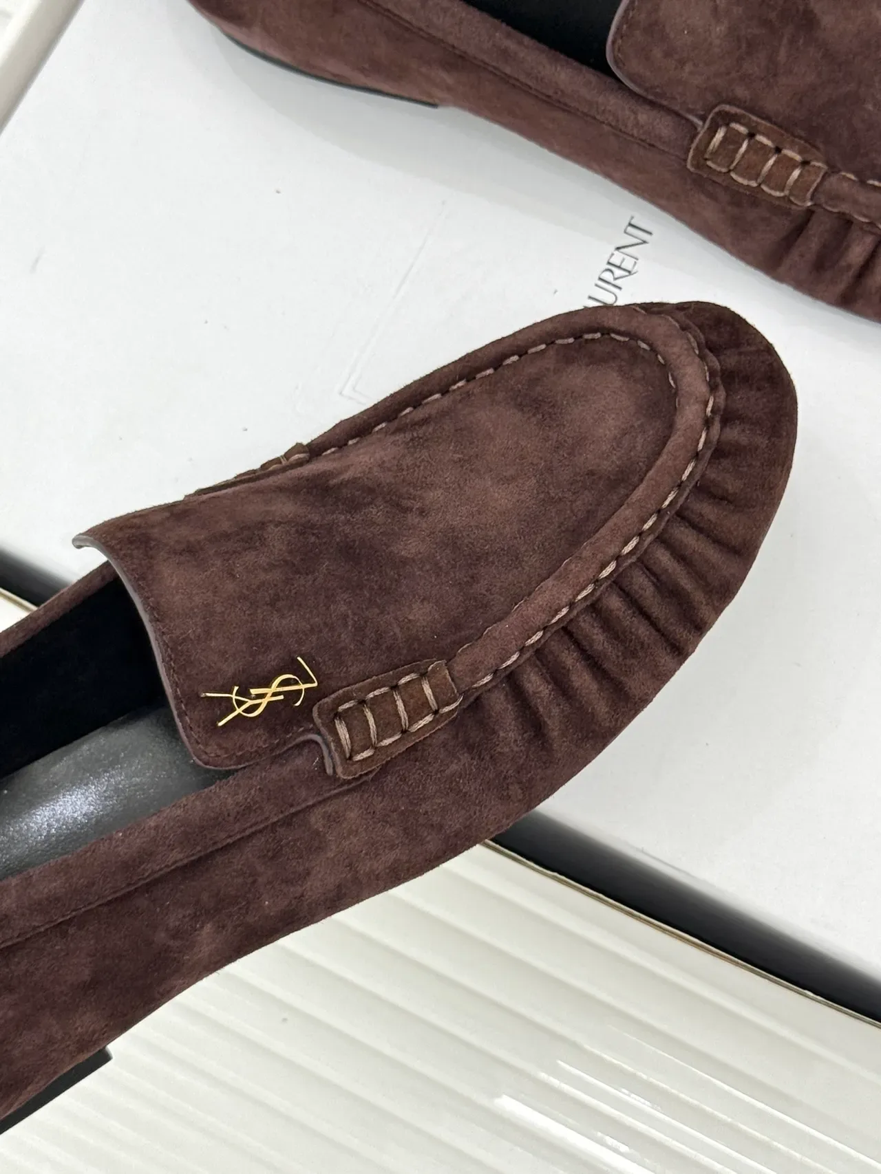 Saint Laurent Mocassins Marron Daim Logo Or 4