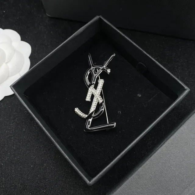 Broche Saint Laurent Monogram Noir Argent Cristal 3