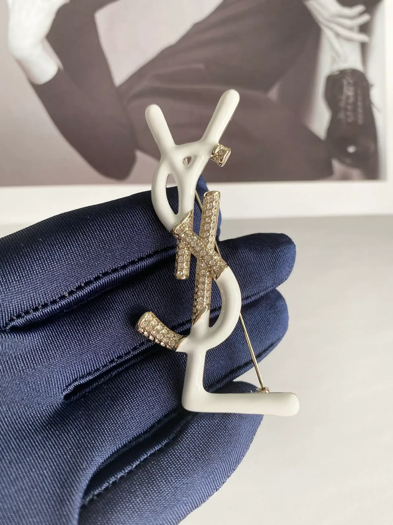 Broche Saint Laurent Monogramme Blanc Émaillé Cristal Embellished 2