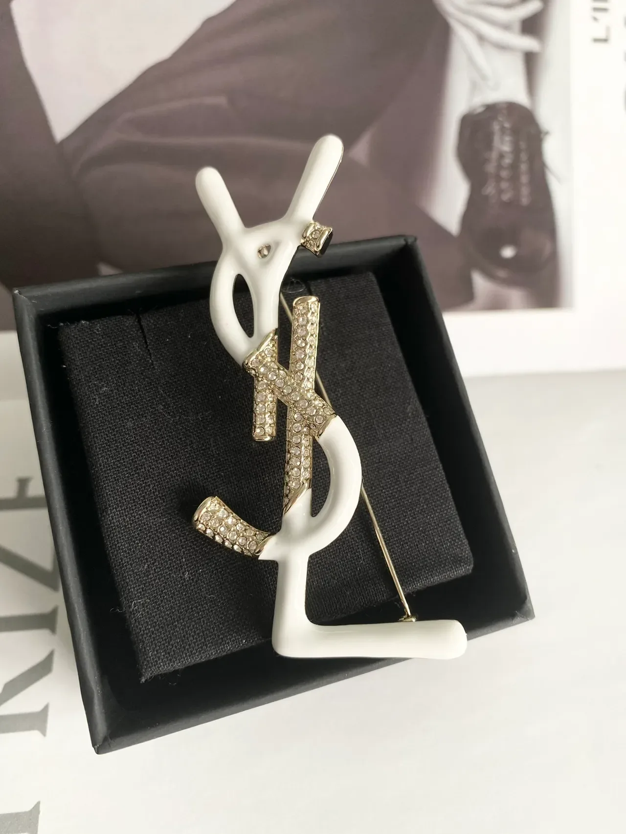 Broche Saint Laurent Monogramme Blanc Émaillé Cristal Embellished 3