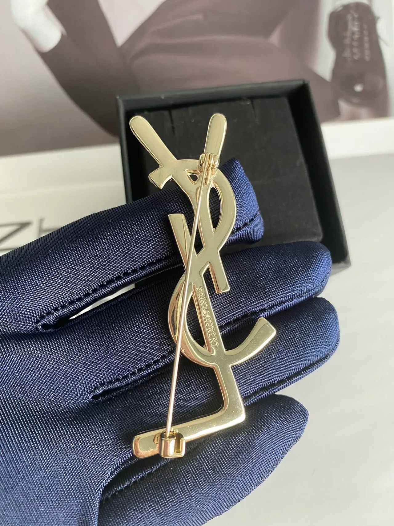 Broche Saint Laurent Monogramme Blanc Émaillé Cristal Embellished 4