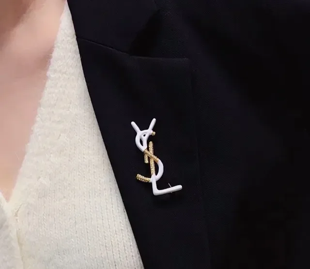 Broche Saint Laurent Monogramme Blanc Émaillé Cristal Embellished 6