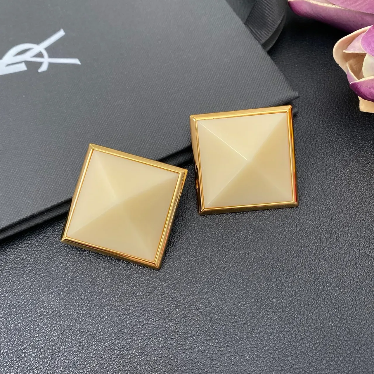 Broche Saint Laurent Pyramide Or Multicolore Carré Faceté Résine 7