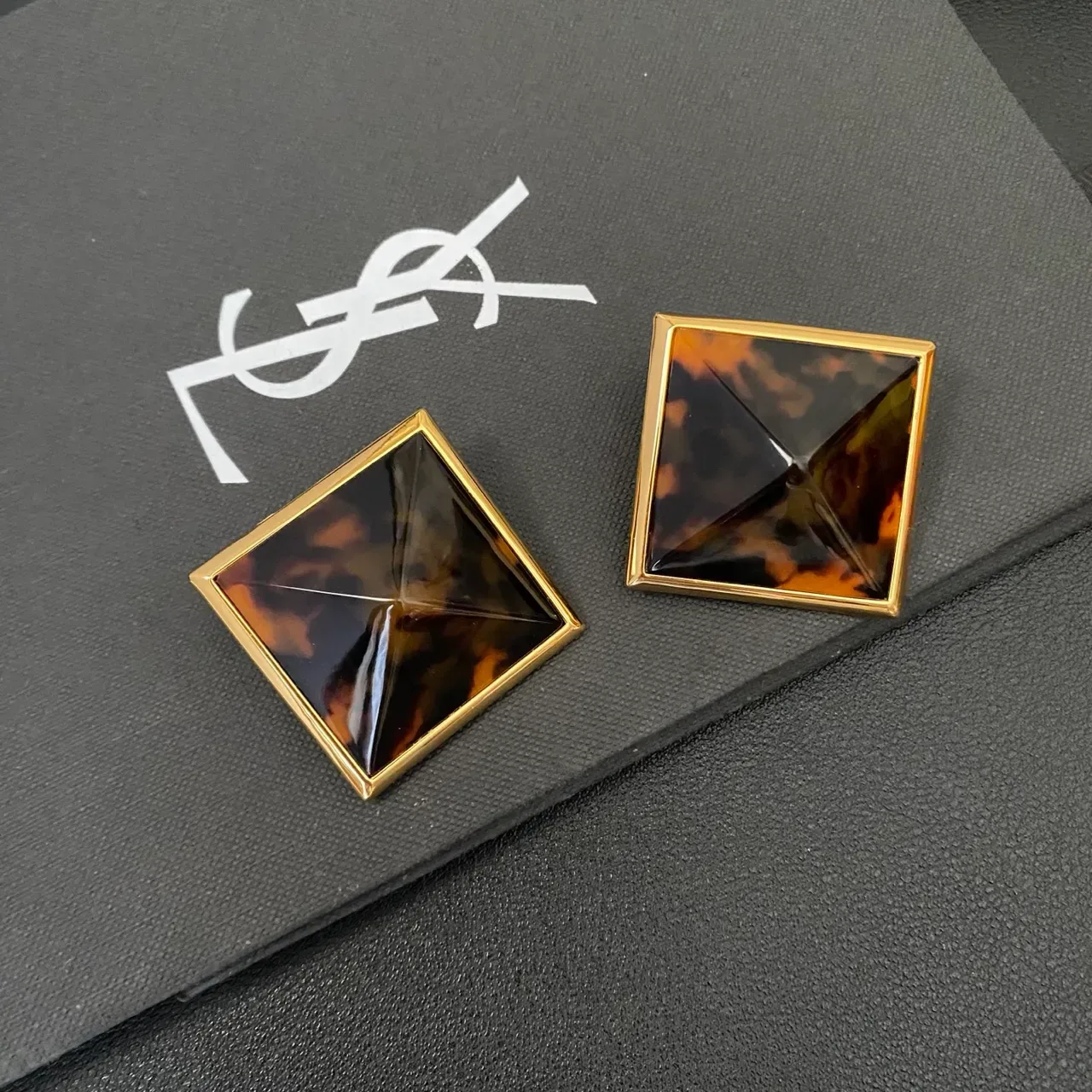 Broche Saint Laurent Pyramide Or Multicolore Carré Faceté Résine 8