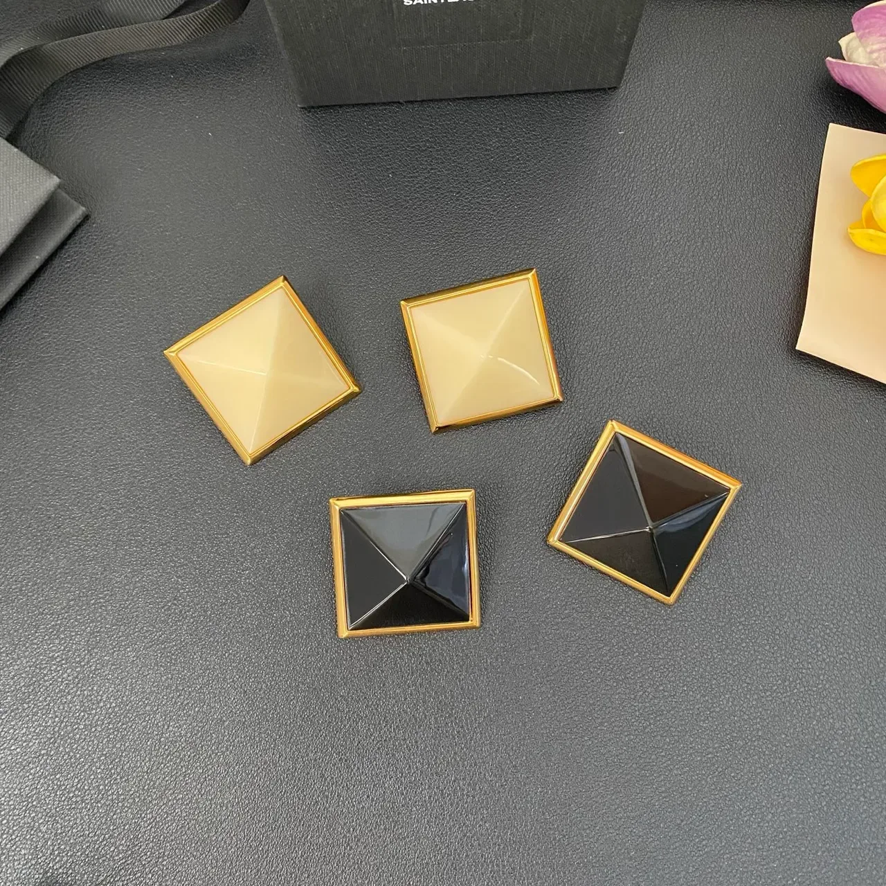 Broche Saint Laurent Pyramide Or Multicolore Carré Faceté Résine 11