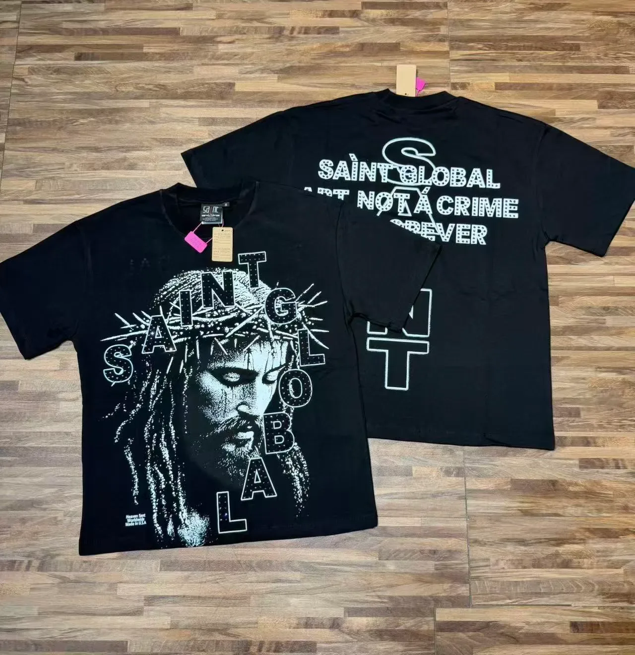 Saint Laurent Saint ग्राफिक प्रिंट काली टी-शर्ट 10