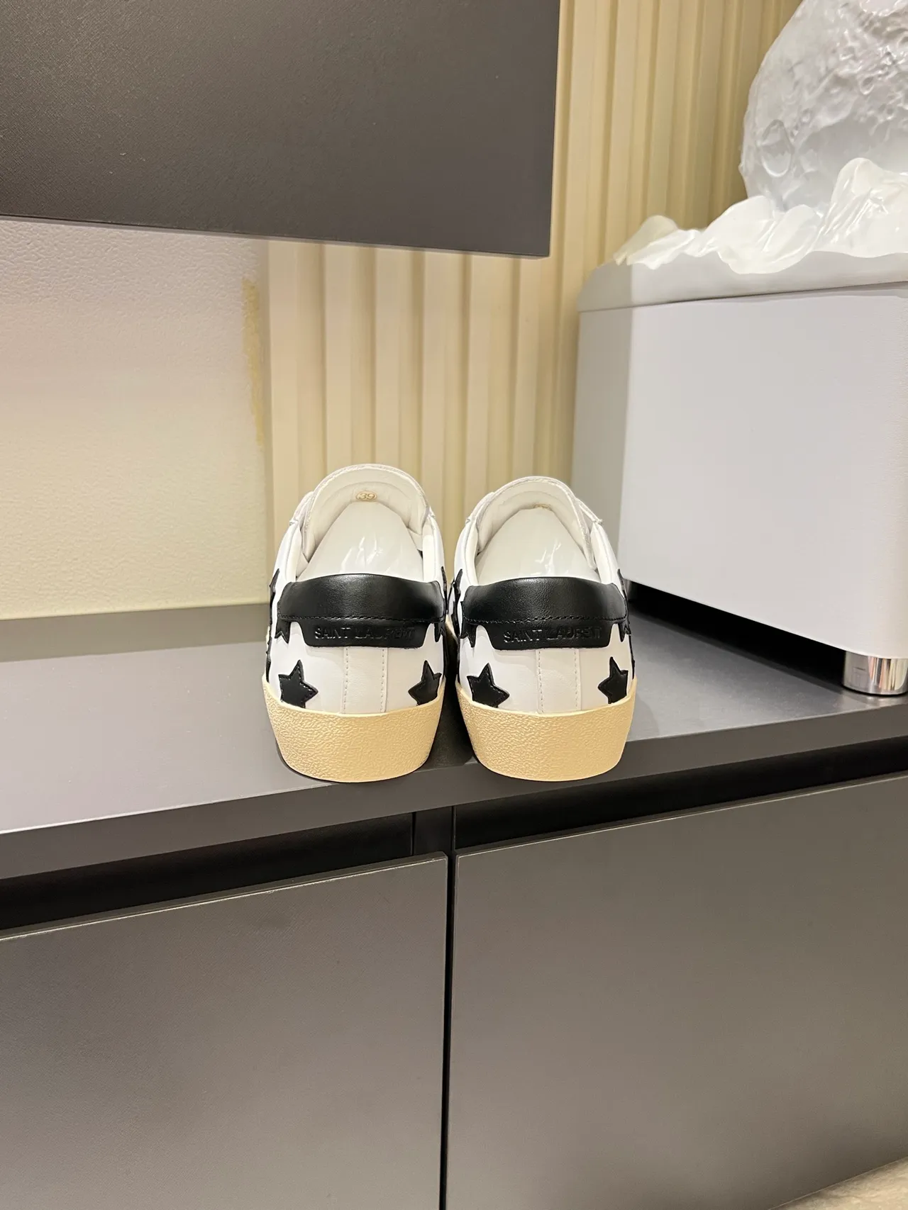 Saint Laurent Sneakers Lifestyle en Cuir Blanc avec Étoiles Appliquées 2
