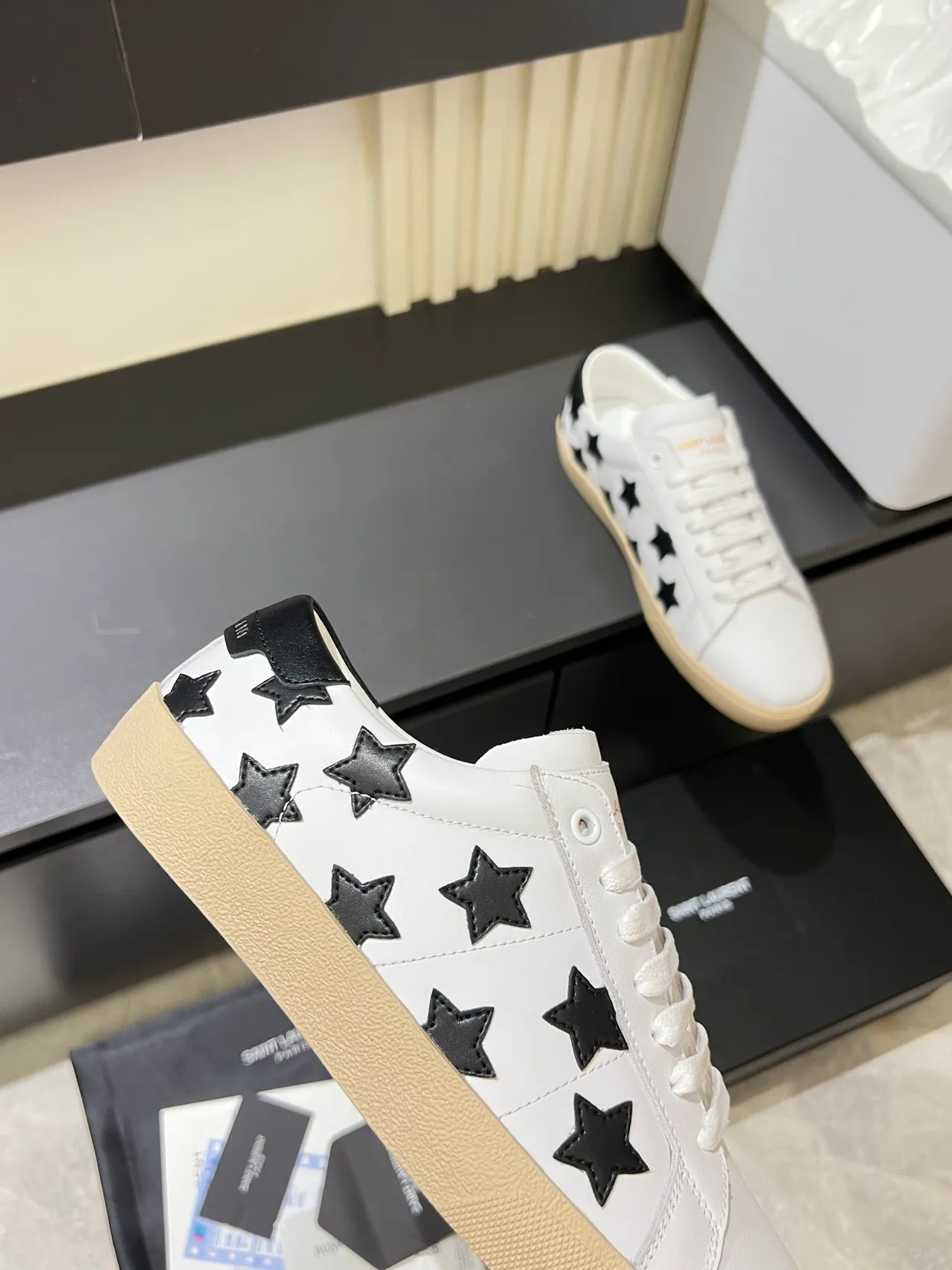 Saint Laurent Sneakers Lifestyle en Cuir Blanc avec Étoiles Appliquées 3