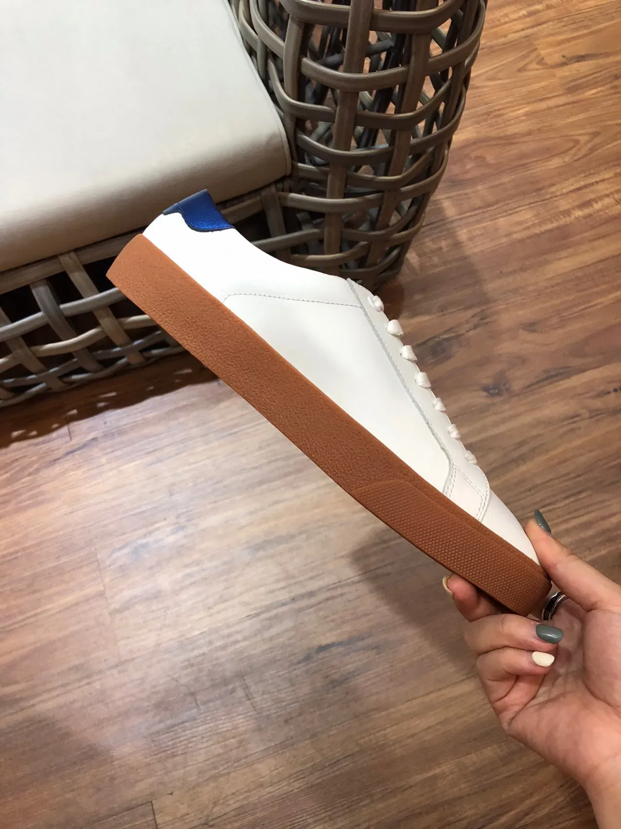 Saint Laurent tênis lifestyle branco azul couro superior logo bordado 5