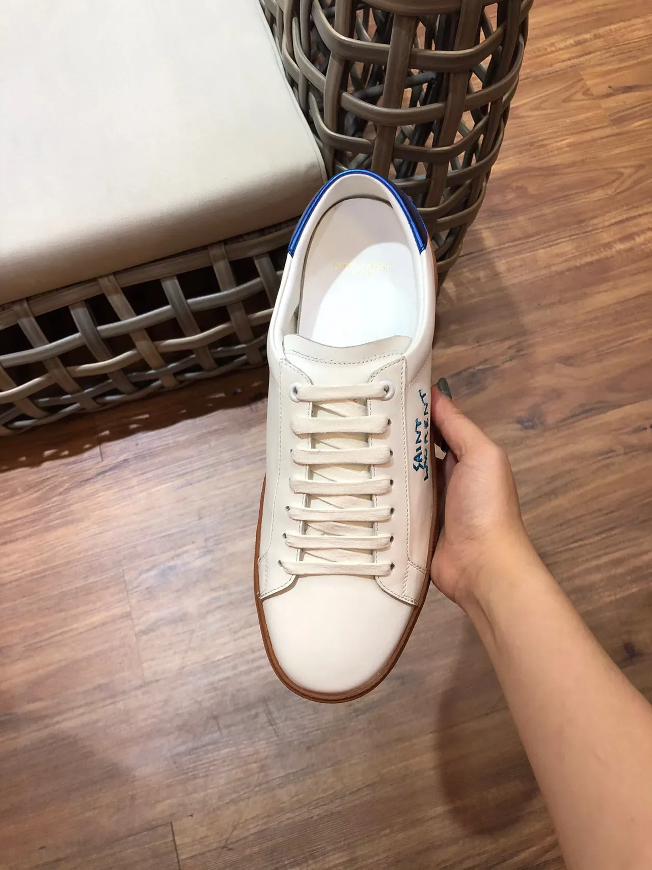 Saint Laurent tênis lifestyle branco azul couro superior logo bordado 6