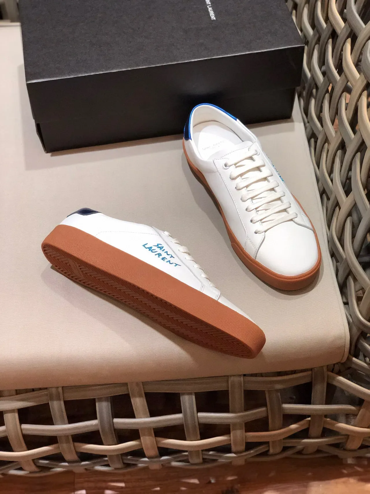 Saint Laurent tênis lifestyle branco azul couro superior logo bordado 7