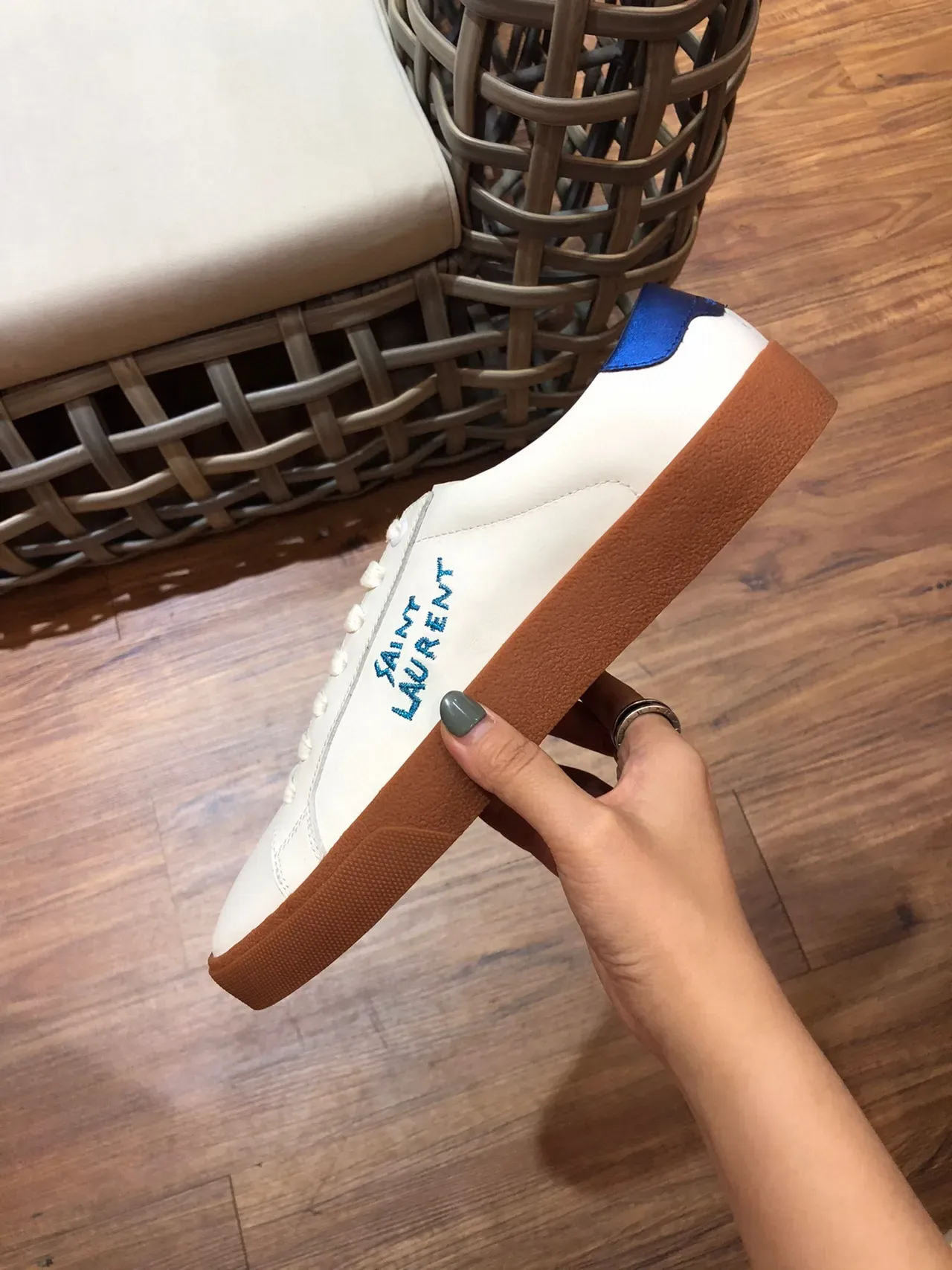 Saint Laurent tênis lifestyle branco azul couro superior logo bordado 8
