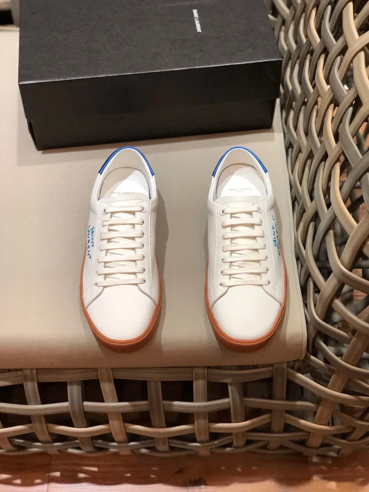 Saint Laurent tênis lifestyle branco azul couro superior logo bordado 9